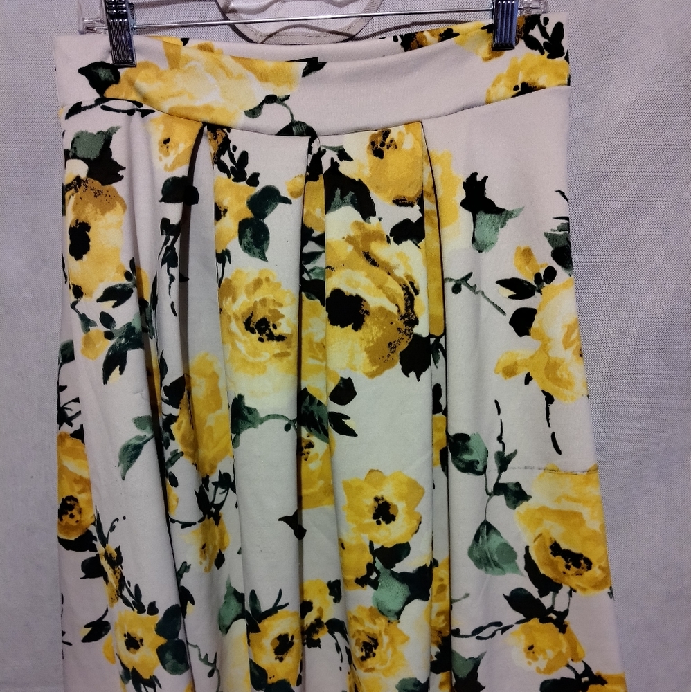 Yellow pleat front stretchy a line skirt